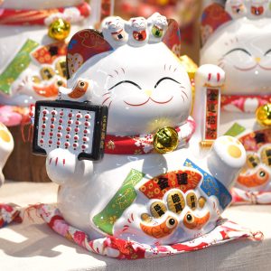 MÈO THẦN TÀI VẪY TAY 2026